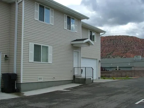 Room in 3 bed 2.5 bath townhome.