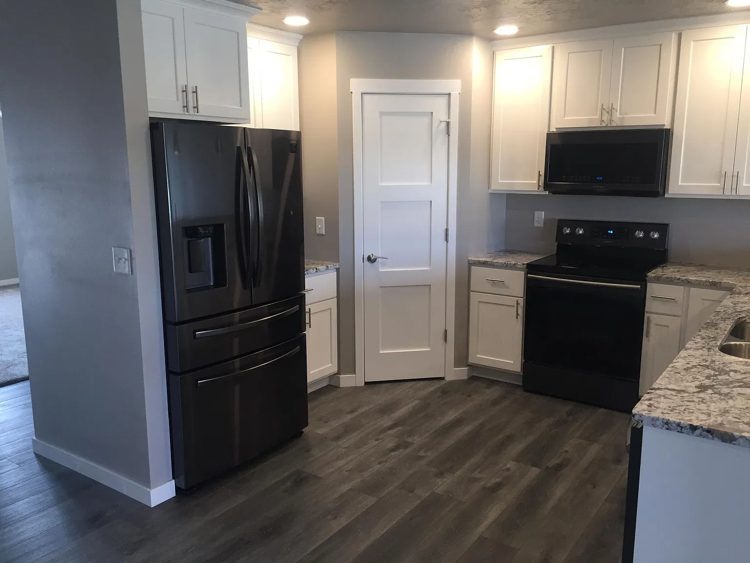 204 Violet Dr — Photo 2