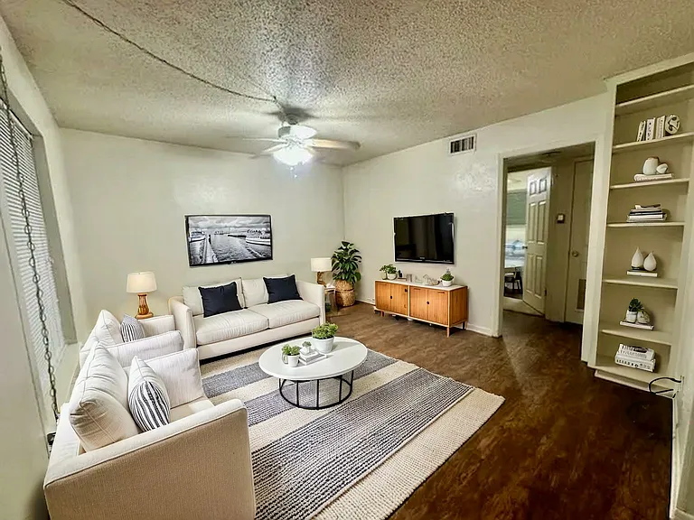 South Castle Apartments — Photo 40