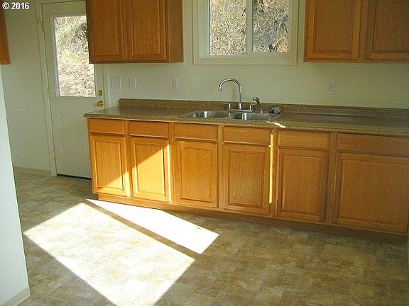 5th image of 3211 NE Follett St