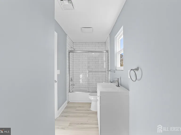 245 William St #B — Photo 8