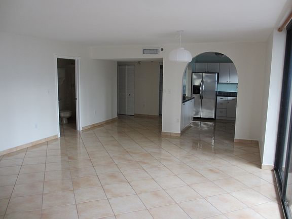 5th image of 555 NE 30th St APT 505