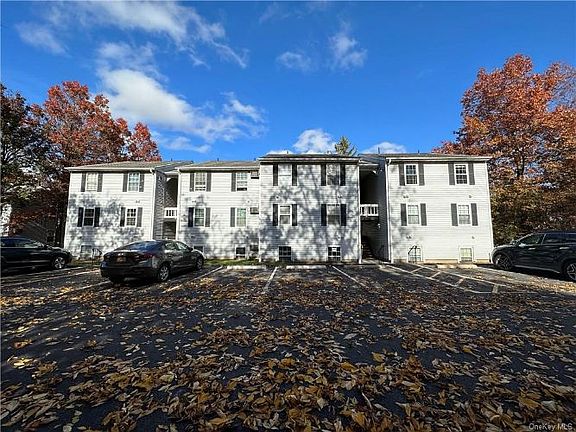 2nd image of 16 Lexington Hl Unit 3