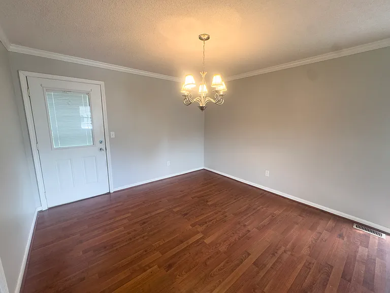 111 Florence St — Photo 3
