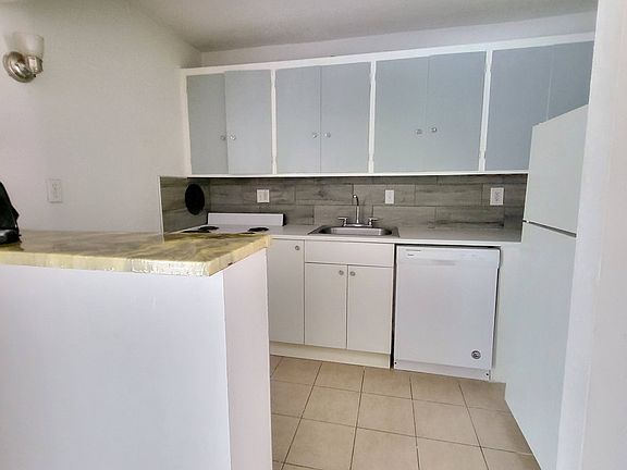 3rd image of 425 Hawthorne St #11573149