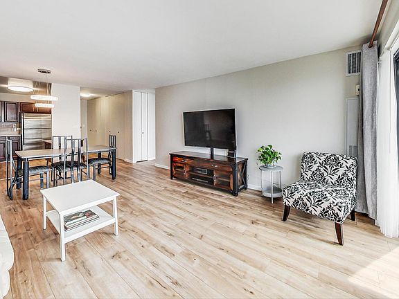 5th image of 2020 N Lincoln Park W APT 24H