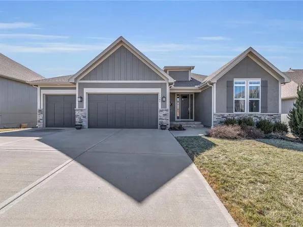 11562 S Montclaire Dr, Olathe, KS 66061