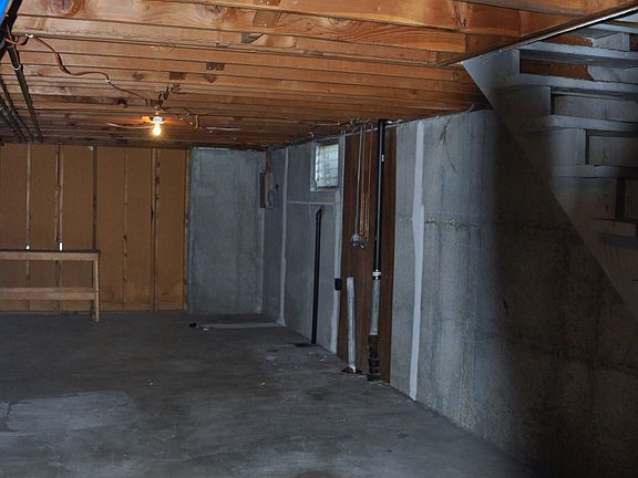 4th image of 705 W 101st Ter