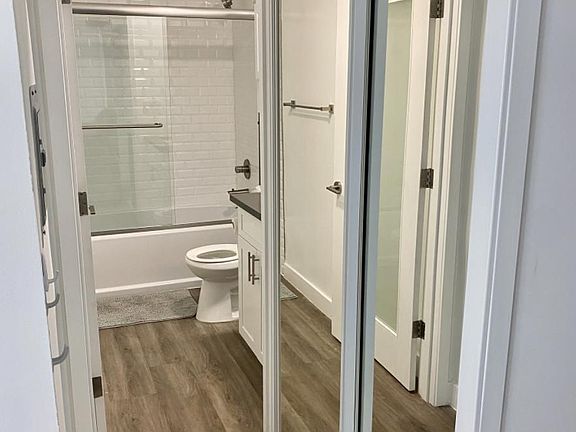 5th image of 1527 Granville Ave #4B