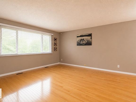 2nd image of 882 Knottwood Rd S