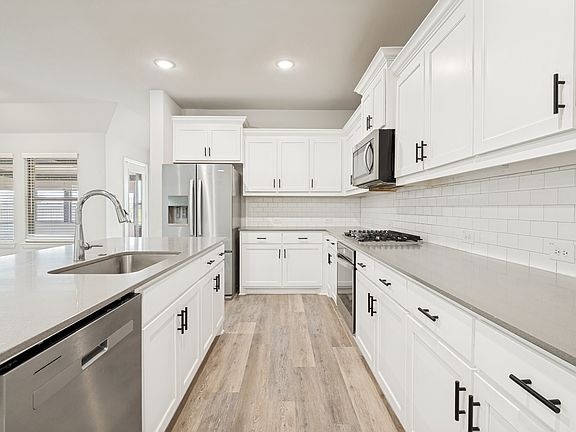5th image of 4709 Mayflower Dr