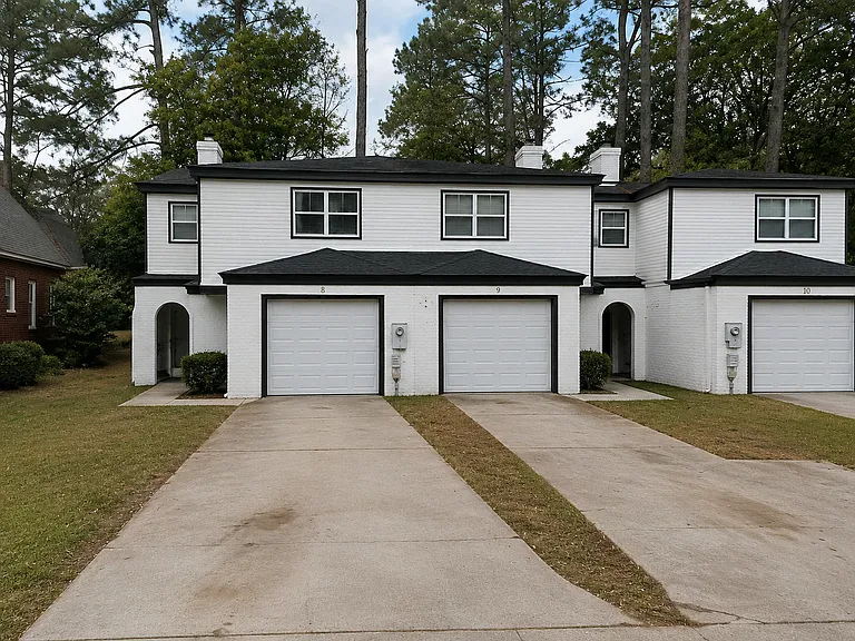 4 Brookwood Cir — Photo 1