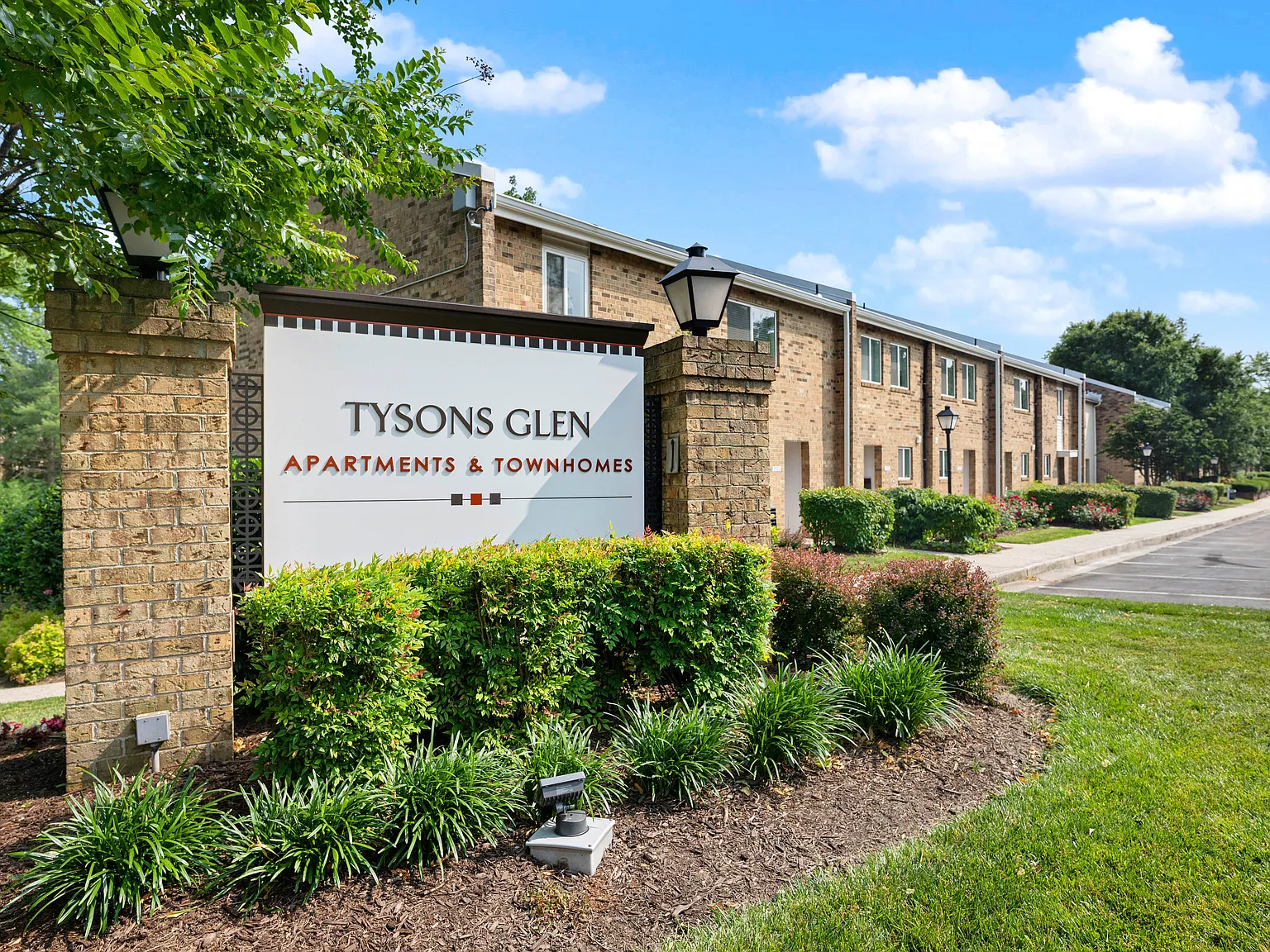 Tysons Glen Apartments and Townhomes — Photo 2