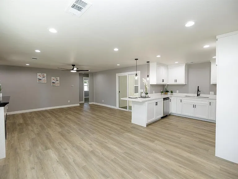 2423 Miller Ave — Photo 9