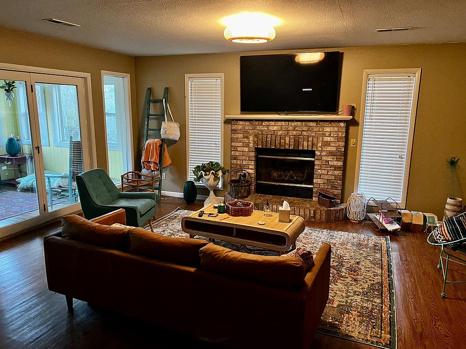 1st image of 821 S Summit Dr