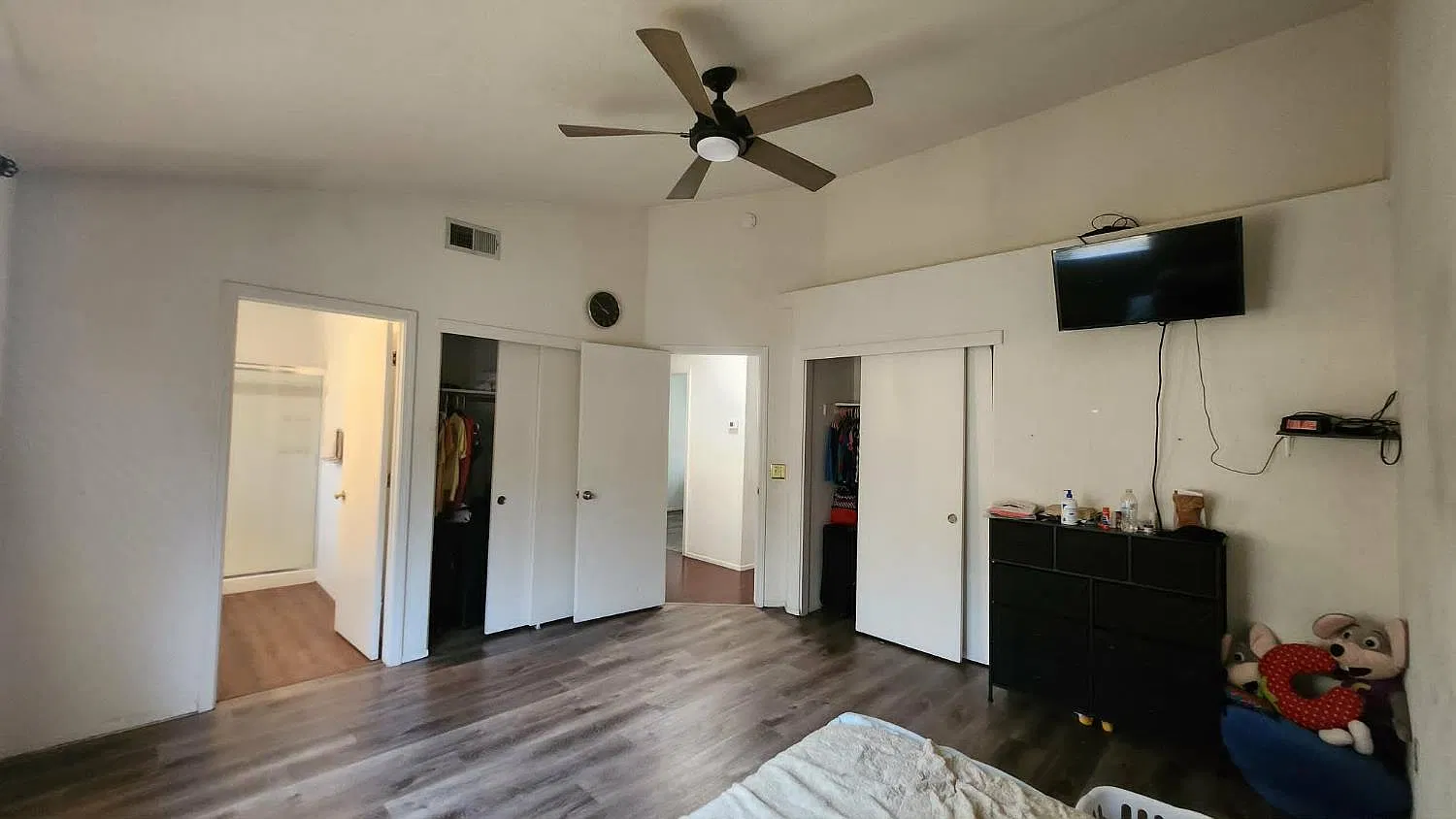3 bed, 1105 sqft, $2,560 — Photo 2