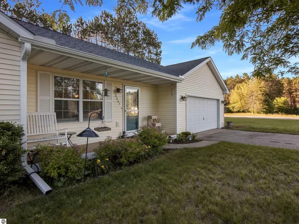 2663 Lakes North Dr, Interlochen, MI 49643