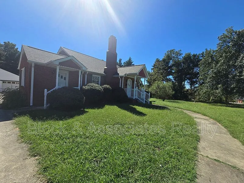 4 bed, 2.0 bath, $1,500 — Photo 3