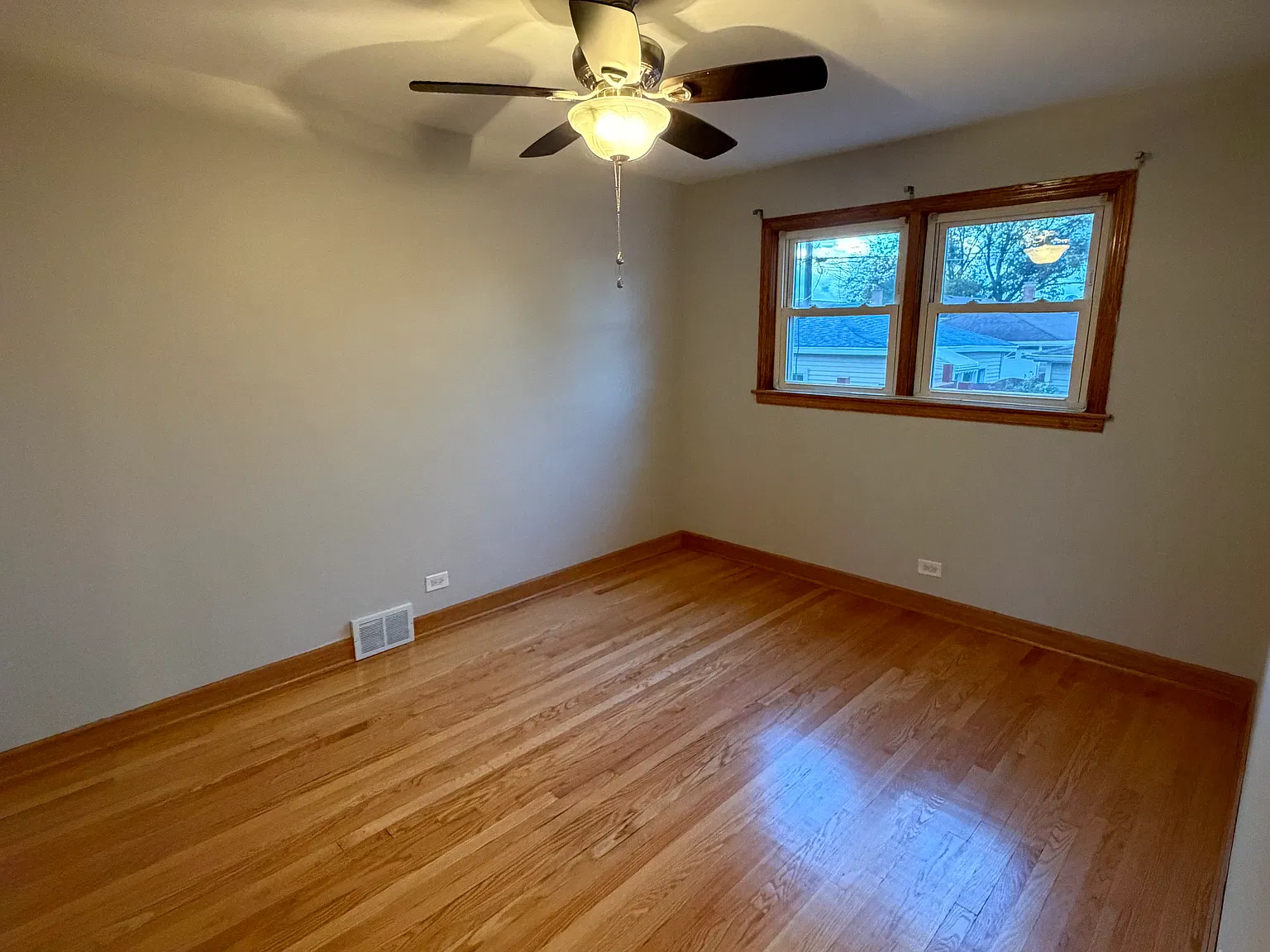 5 bed, 1600 sqft, $3,200 — Photo 4