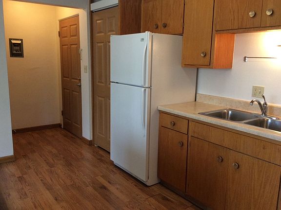 4th image of 138 13th Ave W #13