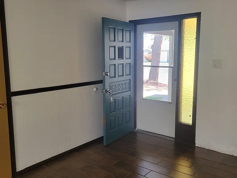 5020 San Pedro Ct NE — Photo 3