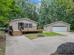 8114 Chippewa Ct, Howard City, MI 49329