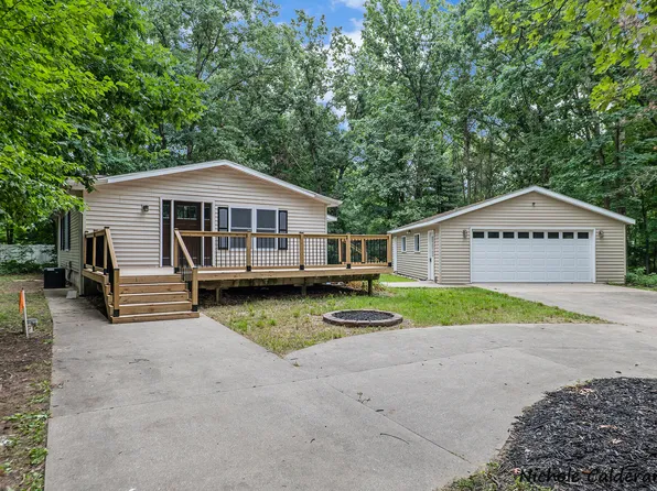 8114 Chippewa Ct, Howard City, MI 49329