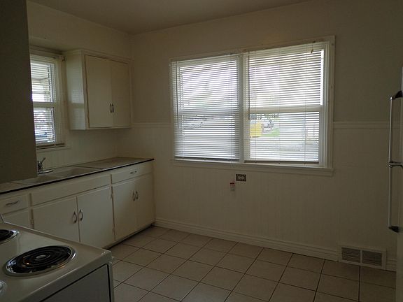 3rd image of 242 Gladstone St #1