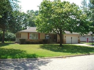 32 Warren Ave, Hillsdale, MI 49242
