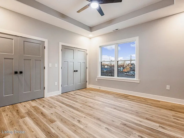 923 E Oak St — Photo 56