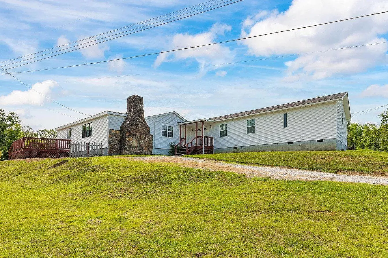3 bed, 1.5 bath, 1700 sqft, $1,900 — Photo 1