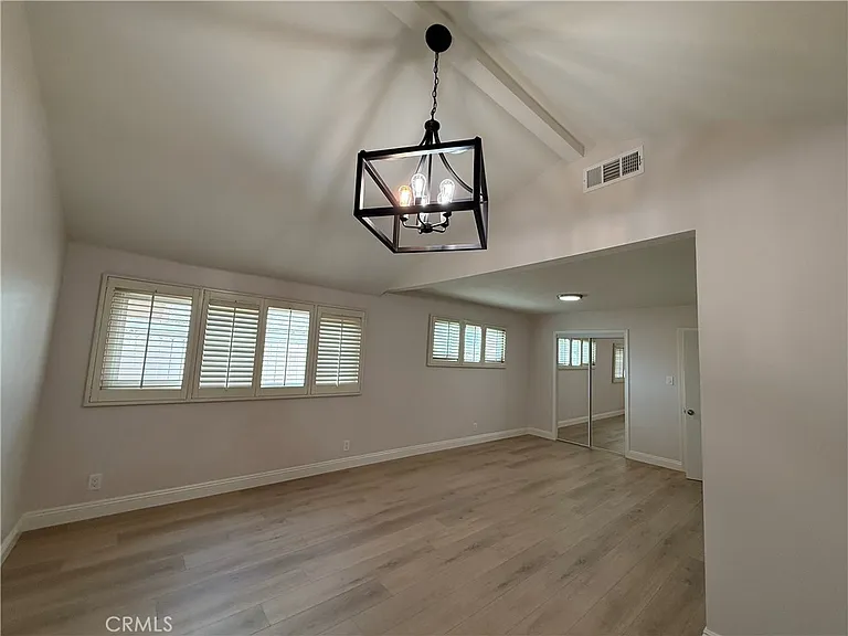5621 Kenwood Ave — Photo 13