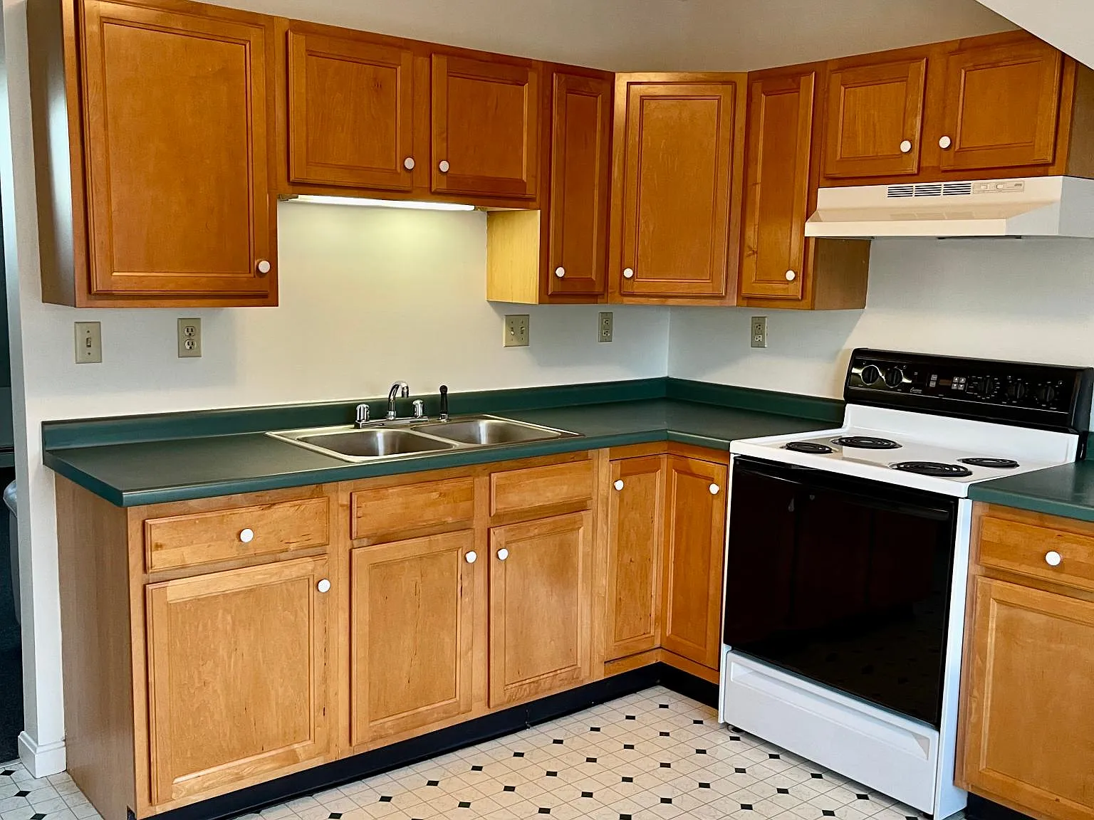 1 bed, 1050 sqft, $1,990 — Photo 2