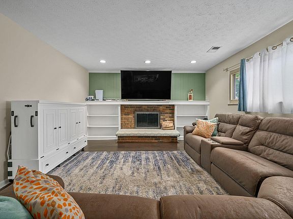 5th image of 11960 Huntington Way NW