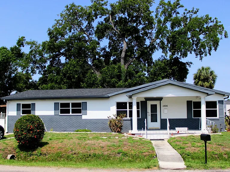 1206 N Oregon Ave — Photo 1