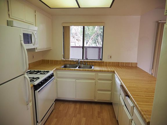 4th image of 946 W 220th St Unit 110