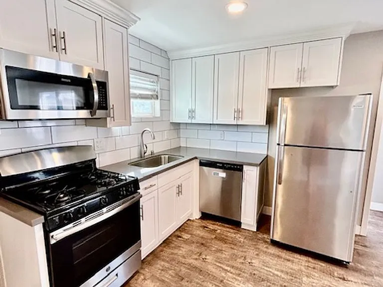 Beautiful Renovated 2bd with Yard — Photo 1