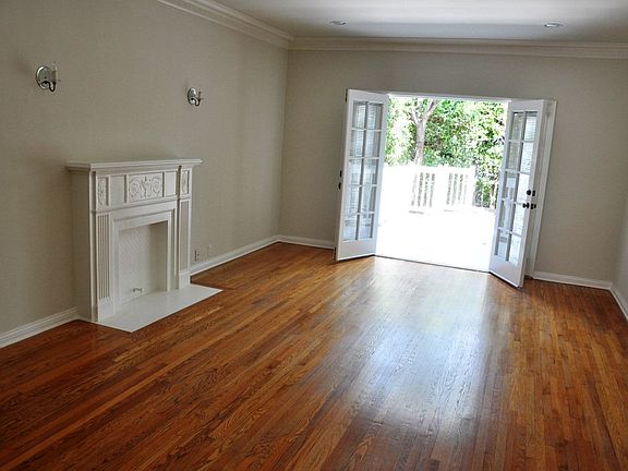 3rd image of 2285 N Beachwood Dr
