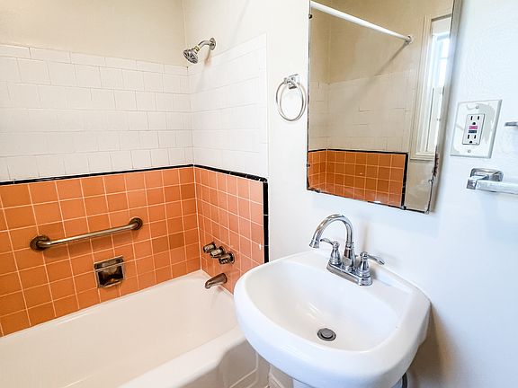 5th image of 11744 Lakewood Blvd
