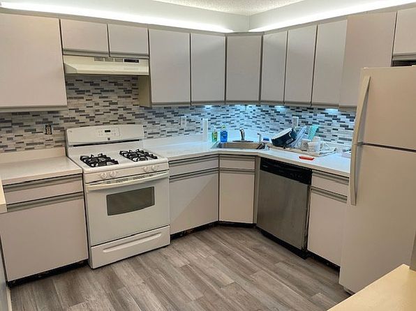 22 Colonial Ct #22