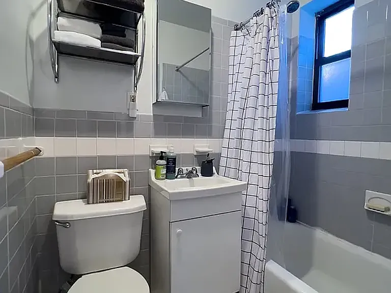 99 Perry St #5A — Photo 8