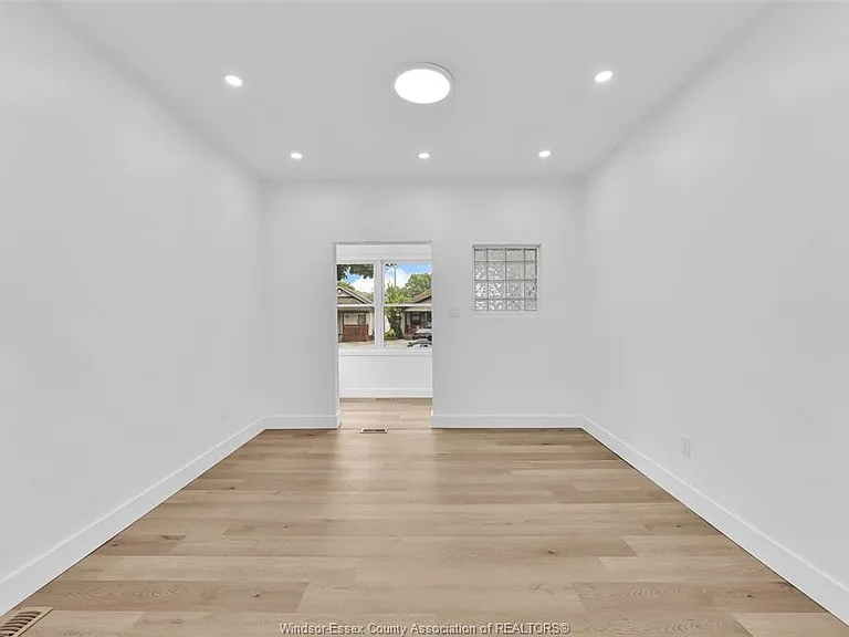 497 McKay Ave — Photo 7