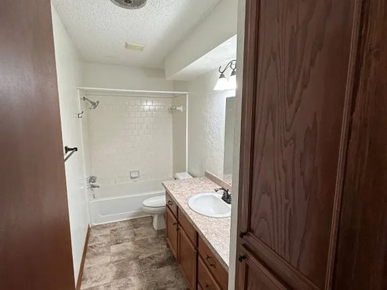 8401 Woodhue Dr — Photo 13