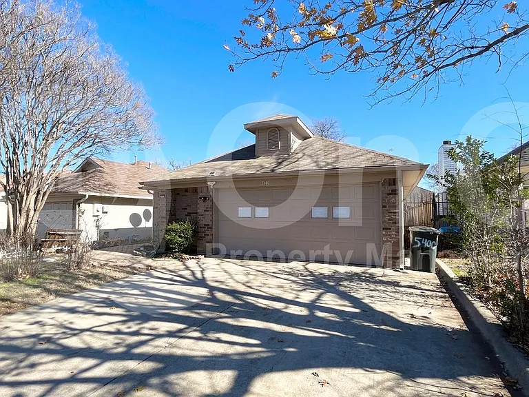 5400 Village Green Dr — Photo 2