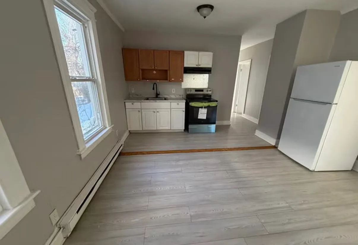 4 bed, $1,600 — Photo 2