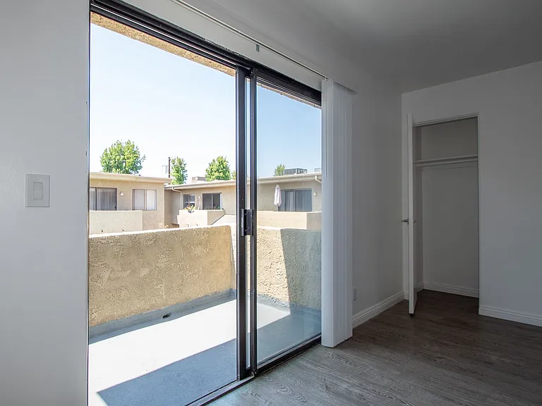 15128-44 Burbank Blvd — Photo 31