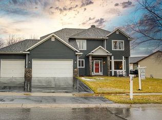 1120 Ridge Bluff Dr, Chaska, MN 55318