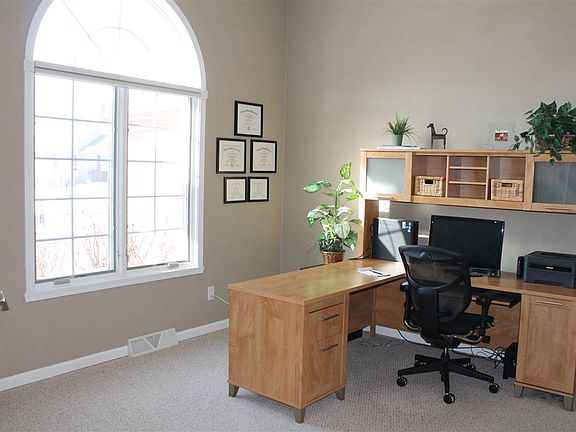 4th image of 634 Castle Wynd Dr