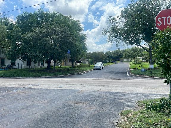 4th image of 203 Sheila Dr