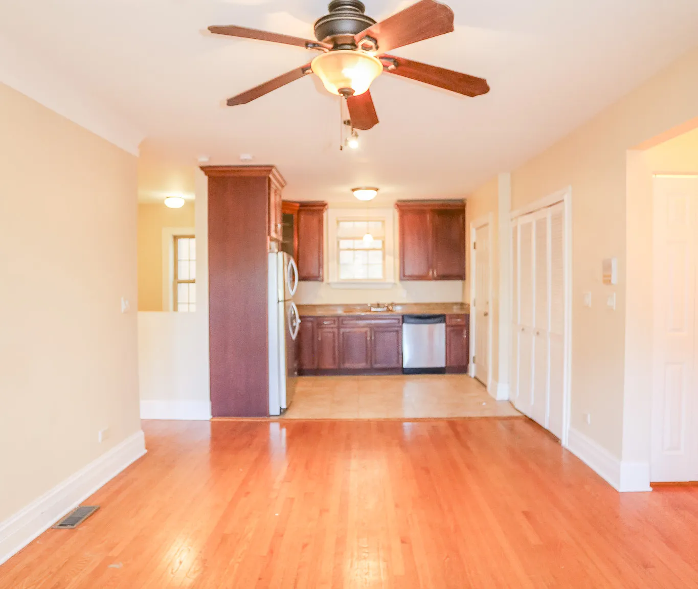 3 bed, 1100 sqft, $3,000 — Photo 2